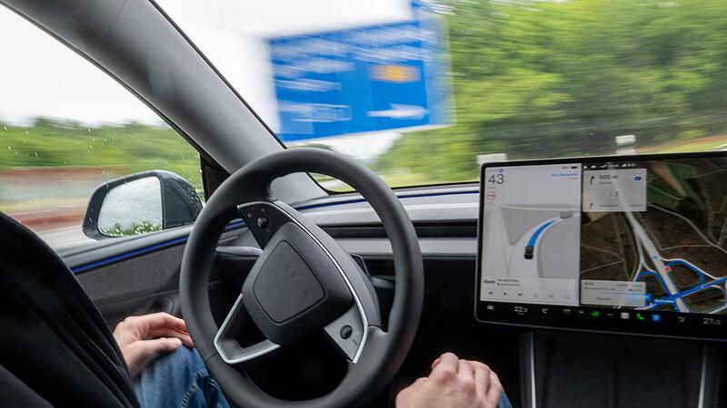 Pilotprojekt mit selbstfahrenden Teslas in der Eifel
