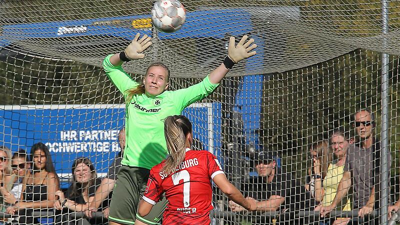 90 Minuten in Dauerbesch&auml;ftigung: SpVgg-Torh&uuml;terin Anja Gassetter zeigte mehrere Glanzparaden und durfte sich trotz der zehn Gegentore als ungekr&ouml;nte Spielerin des Spiels f&uuml;hlen.