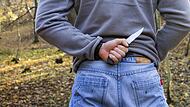 Als Polizeibeamte ihn festnehmen wollte, wollte sich dem ein 24-Jähriger widersetzen, indem er zwei lange Küchenmesser gegen die Beamten richtete und sie bedrohte. Nun stand der junge Mann vor Gericht.