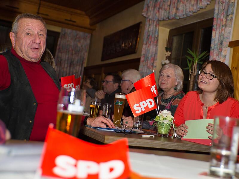 An der Basis: die Doppelspitze der Weilersbacher SPD-Gruppe Manfred Kemmerth und Bettina Drummer (re.).Forchheim & Fränkische Schweiz An der Basis: die Doppelspitze der Weilersbacher SPD-Gruppe Manfred Kemmerth und Bettina Drummer (re.).Forchheim & Fränkische Schweiz