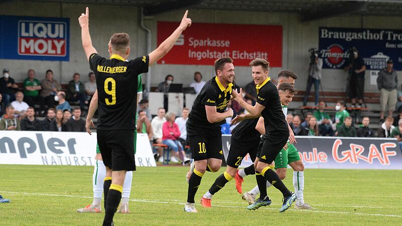 Geschafft! Dennis Lippert, Patrick Weimar und Alexander Nollenberger (von rechts) feiern mit der SpVgg Bayreuth den Einzug in die 1. DFB-Pokal-Hauptrunde.