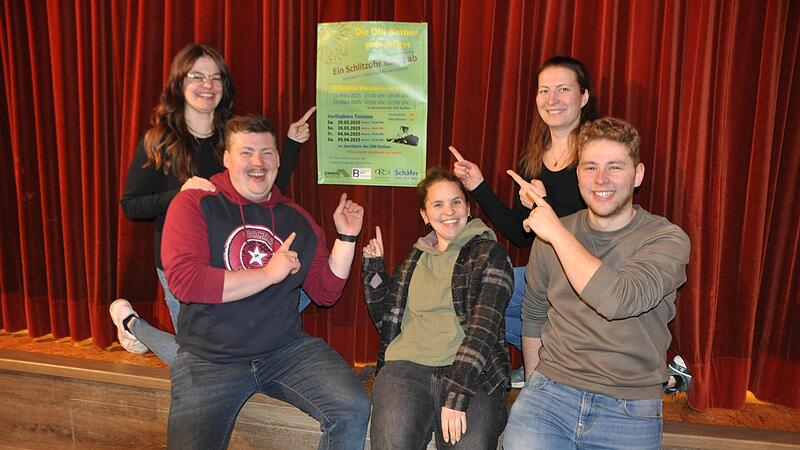 Sichtlich gut gelaunt präsentiert die DJK Kothen Theatergruppe mit (von links) Emily Weller, Tim Hornung, Sarah Lisa Jakobsche, Regina Fraunhofer und Felix Bauer (es fehlt Petra Heurich) die Termine der Aufführungen und den Kartenvorverkauf für di... Sichtlich gut gelaunt präsentiert die DJK Kothen Theatergruppe mit (von links) Emily Weller, Tim Hornung, Sarah Lisa Jakobsche, Regina Fraunhofer und Felix Bauer (es fehlt Petra Heurich) die Termine der Aufführungen und den Kartenvorverkauf für di...