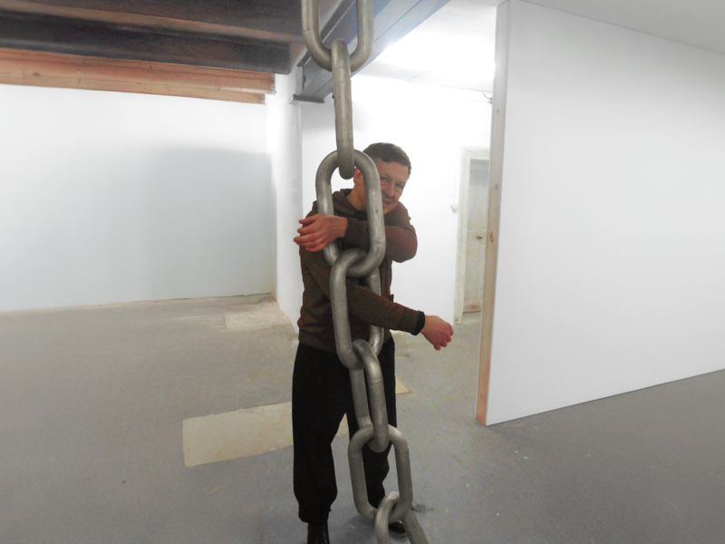 Die &uuml;berdimensionierten Objekte seien eigentlich recht &bdquo;kleine Dinge, die zu gro&szlig; geraten sind&ldquo;, insistiert der K&uuml;nstler.