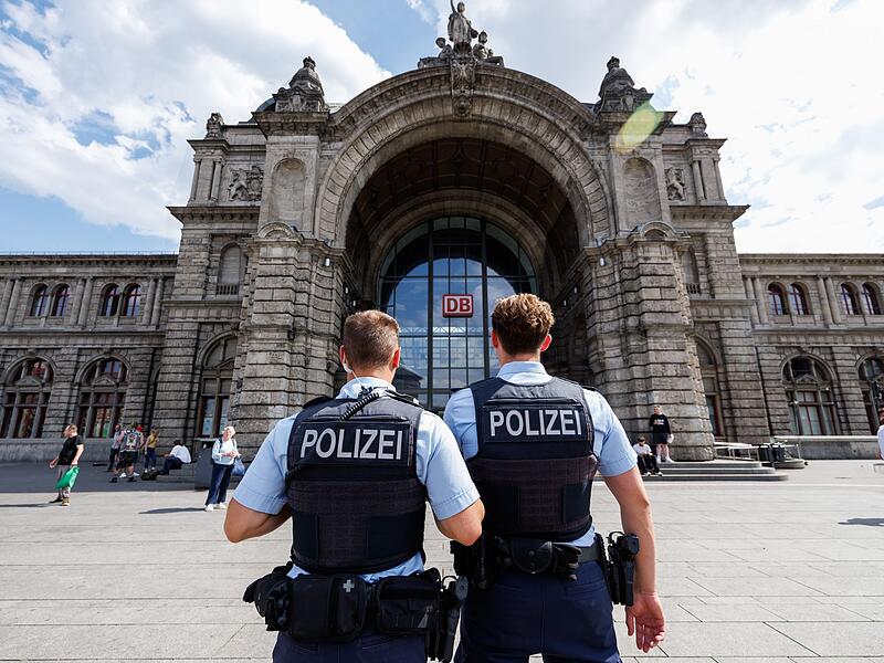 Polizisten am N&uuml;rnberger Hauptbahnhof