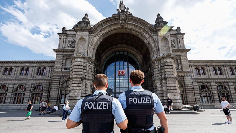 Polizisten am Nürnberger Hauptbahnhof Polizisten am Nürnberger Hauptbahnhof