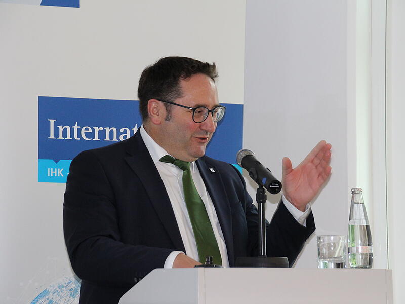 Zu Besuch bei der IHK in Coburg: der bayerische Wirtschaftsstaatssekretär Tobias Gotthardt