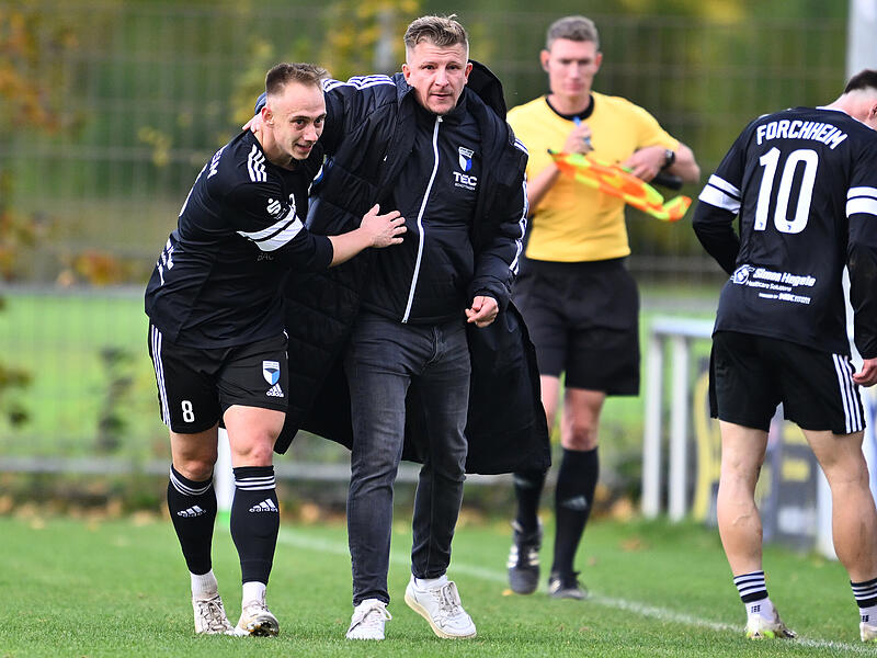 Ren&eacute; Ebert (Mitte) und seine Forchheimer nehmen die spielerische Vorbereitung auf die Landesliga-Restrunde mit Verz&ouml;gerung auf.
