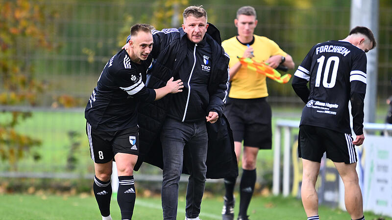 Ren&eacute; Ebert (Mitte) und seine Forchheimer nehmen die spielerische Vorbereitung auf die Landesliga-Restrunde mit Verz&ouml;gerung auf.