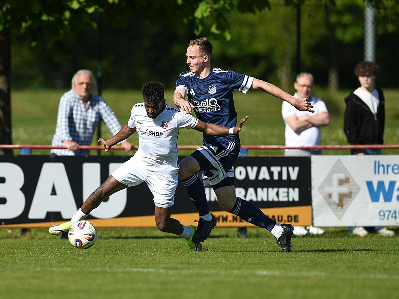 Simon Roppelt von der DJK Dampfach (rechts) im Zweikampf mit dem Abtswinder Adrian Du&szlig;ler. Mit dem TSV Gro&szlig;bardorf bekommen es die Dampfacher am Samstag wieder mit einem Landesliga-Spitzenteam zu tun.