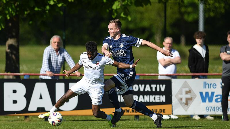 Simon Roppelt von der DJK Dampfach (rechts) im Zweikampf mit dem Abtswinder Adrian Du&szlig;ler. Mit dem TSV Gro&szlig;bardorf bekommen es die Dampfacher am Samstag wieder mit einem Landesliga-Spitzenteam zu tun.