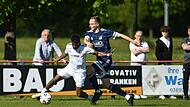 Simon Roppelt von der DJK Dampfach (rechts) im Zweikampf mit dem Abtswinder Adrian Du&szlig;ler. Mit dem TSV Gro&szlig;bardorf bekommen es die Dampfacher am Samstag wieder mit einem Landesliga-Spitzenteam zu tun.