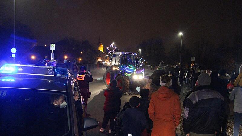 Am Samstagabend rollte eine beeindruckende Parade von mit Lichtern geschm&uuml;ckten Traktoren durch H&ouml;chstadt. Weit &uuml;ber 50 Landwirte aus der ganzen Region nahmen teil.