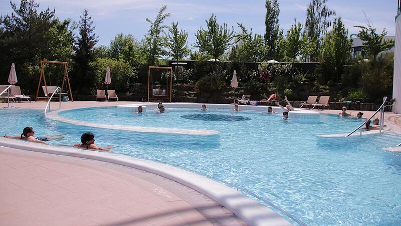 Eine Besonderheit in der KissSalis-Therme besteht darin, dass das Badewasser der beiden Außenbecken nachts in den Keller abgelassen werden kann, um so Energie zu sparen. Eine Besonderheit in der KissSalis-Therme besteht darin, dass das Badewasser der beiden Außenbecken nachts in den Keller abgelassen werden kann, um so Energie zu sparen.