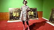 Rachel Maclean stellt die Realität in der aktuellen Schau im Kunstpalais in Erlangen im wahrsten Sinne des Wortes auf den Kopf.