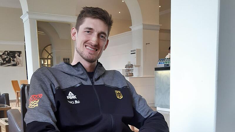 Tibor Plei&szlig; in der Lobby des Residenzschlosses in Bamberg.