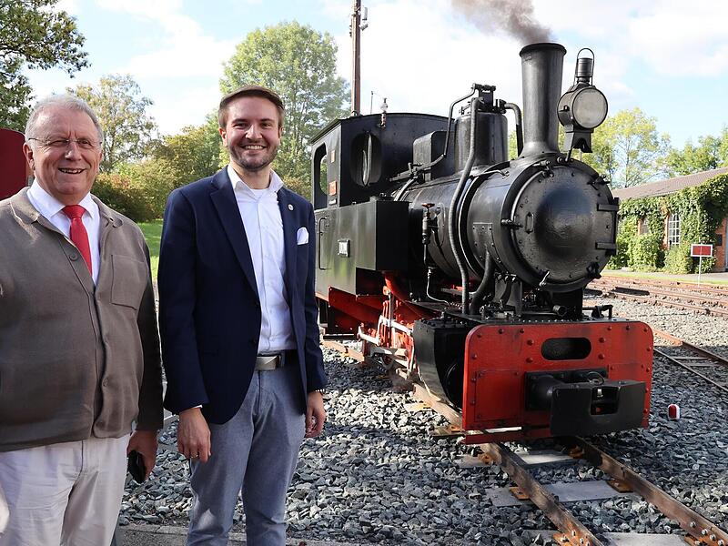 Bei der Gleissanierung fahren Oberfrankenstiftung und DDM-Zweckverband auf demselben Gleis: Bezirkstagspräsident Henry Schramm und Landrat Jonas Gleich haben gemeinsam dafür gesorgt, dass die Kleinbahn auch künftig zuverlässig rollen kann. Sonny Adam Bei der Gleissanierung fahren Oberfrankenstiftung und DDM-Zweckverband auf demselben Gleis: Bezirkstagspräsident Henry Schramm und Landrat Jonas Gleich haben gemeinsam dafür gesorgt, dass die Kleinbahn auch künftig zuverlässig rollen kann. Sonny Adam