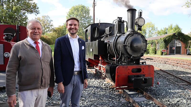 Bei der Gleissanierung fahren Oberfrankenstiftung und DDM-Zweckverband auf demselben Gleis: Bezirkstagspr&auml;sident Henry Schramm und Landrat Jonas Gleich haben gemeinsam daf&uuml;r gesorgt, dass die Kleinbahn auch k&uuml;nftig zuverl&auml;ssig rollen kann. Sonny Adam