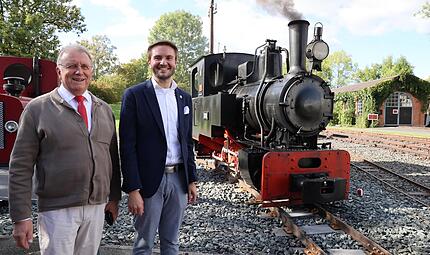 Bei der Gleissanierung fahren Oberfrankenstiftung und DDM-Zweckverband auf demselben Gleis: Bezirkstagspr&auml;sident Henry Schramm und Landrat Jonas Gleich haben gemeinsam daf&uuml;r gesorgt, dass die Kleinbahn auch k&uuml;nftig zuverl&auml;ssig rollen kann. Sonny Adam