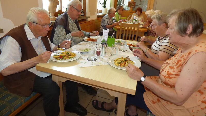 Die Senioren lassen sich das Mittagessen im Gasthof „Drei Linden“ in Bärnfels schmecken. Links im Bild die beiden Ruhestandspfarrer Alfred Bayer (vorne) und Herbert HautmannForchheim & Fränkische Schweiz