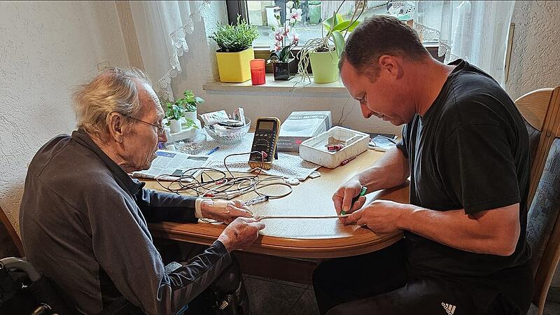 Hier sitzt der 78-j&auml;hrige Wolfgang Drummer noch mit seinem Sohn Michael im Wohnzimmer. Weil die Pflege daheim immer schwieriger wird, sucht die Familie nach einem Platz in einem Pflegeheim. Bisher (fast) vergeblich.