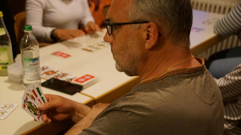 Es ist auch ein Konzentrationstraining: einer der Schafkopfspieler in Oberschleichach.