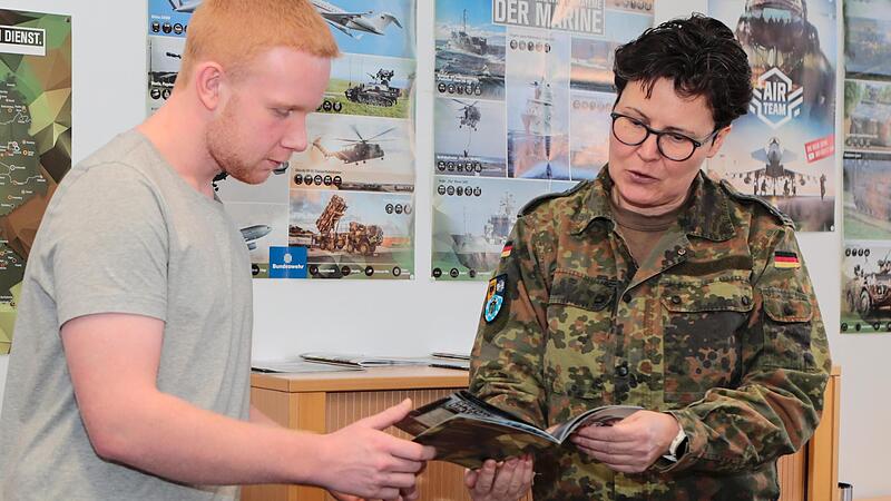Im Gespr&auml;ch     versucht Simone  Mathes, den 20-j&auml;hrigen  Rico   von der Bundeswehr   zu &uuml;berzeugen.