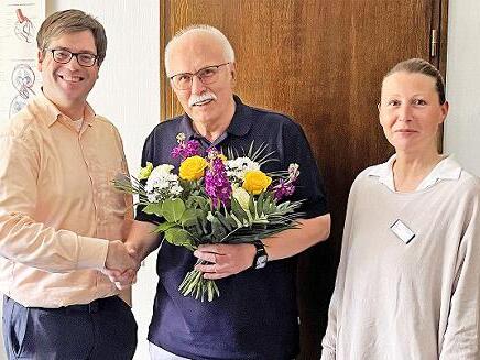Tibor Stuhl, Kaufm&auml;nnischer Leiter der Hescuro Klinik Bad Br&uuml;ckenau (links), und Selina Diener, Teamleiterin, gratulieren Dr. Reinhold Raab, Allgemeinmediziner in der Filiale Wildflecken des Hescuro MVZ Bad Br&uuml;ckenau zum 75. Geburtstag.