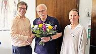 Tibor Stuhl, Kaufmännischer Leiter der Hescuro Klinik Bad Brückenau (links), und Selina Diener, Teamleiterin, gratulieren Dr. Reinhold Raab, Allgemeinmediziner in der Filiale Wildflecken des Hescuro MVZ Bad Brückenau zum 75. Geburtstag. Tibor Stuhl, Kaufmännischer Leiter der Hescuro Klinik Bad Brückenau (links), und Selina Diener, Teamleiterin, gratulieren Dr. Reinhold Raab, Allgemeinmediziner in der Filiale Wildflecken des Hescuro MVZ Bad Brückenau zum 75. Geburtstag.