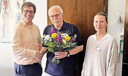 Tibor Stuhl, Kaufmännischer Leiter der Hescuro Klinik Bad Brückenau (links), und Selina Diener, Teamleiterin, gratulieren Dr. Reinhold Raab, Allgemeinmediziner in der Filiale Wildflecken des Hescuro MVZ Bad Brückenau zum 75. Geburtstag. Tibor Stuhl, Kaufmännischer Leiter der Hescuro Klinik Bad Brückenau (links), und Selina Diener, Teamleiterin, gratulieren Dr. Reinhold Raab, Allgemeinmediziner in der Filiale Wildflecken des Hescuro MVZ Bad Brückenau zum 75. Geburtstag.