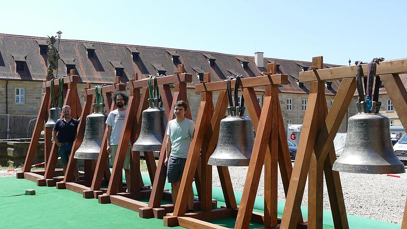 Die sechs neuen Glocken f&uuml;r die Michelskirche sind am Mittwoch auf das Baufeld gebracht worden. Sie werden am Freitag geweiht und k&ouml;nnen dann am Samstag von den Bamberger B&uuml;rgerinnen und B&uuml;rgern bestaunt werden.