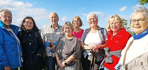 Einige der Tafel-Mitarbeiter am Aussichtsturm Michelsberg.