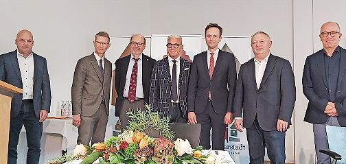 Bei der Unterzeichnung der Charta (von links): Münnerstadts Bürgermeister Michael Kastl, Schweinfurts OB Sebastian Remelé, Dr. Johannes Mühler (Vorsitzender des Hospizvereins Schweinfurt), Rhön-Grabfelds stellvertretender Landrat Bruno Altrichter,...