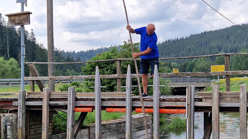 Floßmeister Andy Buckreus demonstrierte in Schnappenhammer die Arbeit der Flößer an den Wehren.