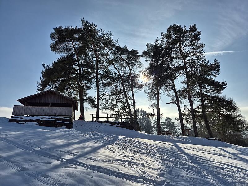 &bdquo;Geht man in Bad Br&uuml;ckenau vom Breitenbacher Weg zur Schutzh&uuml;tte Edelruh, so finden Rodler eine angenehme Schlittenbahn. Man startet am besten am Waldrand und saust dann auf dem Waldweg an der H&uuml;tte vorbei hinab bis zum Breitenbacher Weg&ldquo;, schreibt uns Claudia K&ouml;rber.