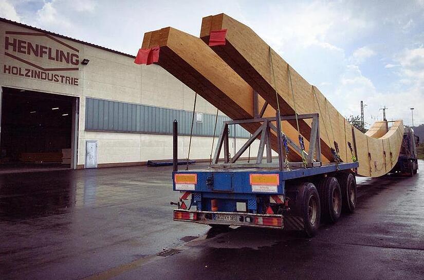 Bis zu 40 Meter lang sind die Leimbinder f&uuml;r Dachkonstruktionen.