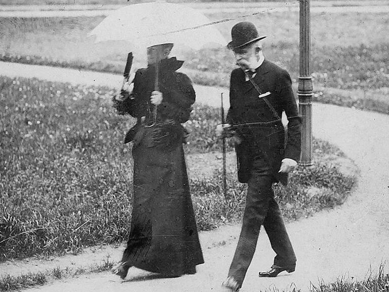 Kaiserin Sisi und Kaiser Franz Joseph im Kissinger Kurpark. Das Foto entstand 1898. Kaiserin Sisi und Kaiser Franz Joseph im Kissinger Kurpark. Das Foto entstand 1898.