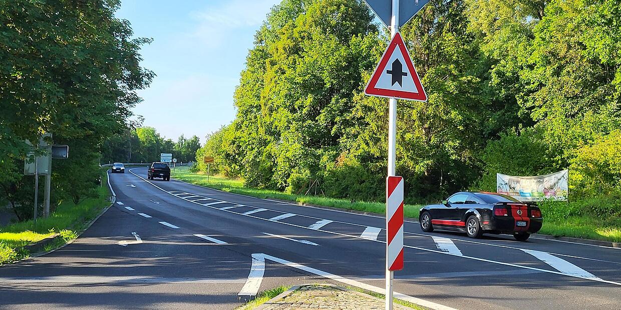 Ein Vorfahrtsschild in Münnerstadt gibt manchem Autofahrer ein Rätsel auf