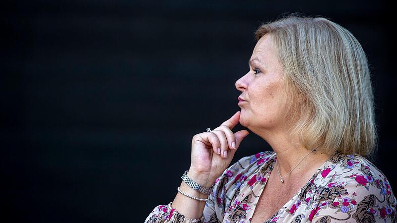 Bundesinnenministerin Nancy Faeser (SPD) will nach der Landtagswahl in Hessen auf einen neuen Spitzenposten wechseln. Bundesinnenministerin Nancy Faeser (SPD) will nach der Landtagswahl in Hessen auf einen neuen Spitzenposten wechseln.