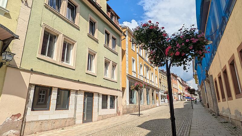 Der Stadtrat informierte sich &uuml;ber die Situation in der dezentralen Asylunterkunft in der Ludwigstra&szlig;e in Bad Br&uuml;ckenau.