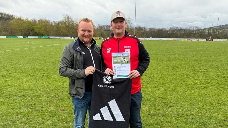 Marco Trompeter (rechts) wurde auch stellvertretend f&uuml;r seine Vereinskollegen durch den Rh&ouml;ner BFV-Kreis-Spielleiter Andre Nagelsmann ausgezeichnet.
