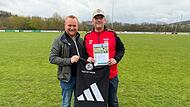 Marco Trompeter (rechts) wurde auch stellvertretend f&uuml;r seine Vereinskollegen durch den Rh&ouml;ner BFV-Kreis-Spielleiter Andre Nagelsmann ausgezeichnet.
