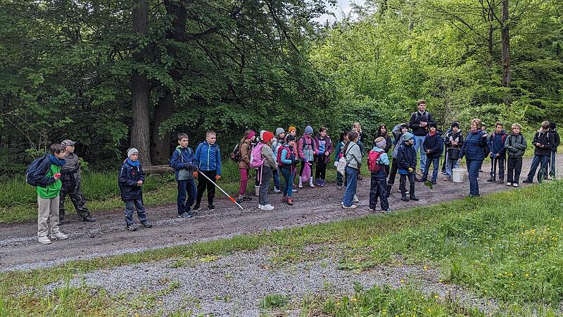 Am Projekttag sammeln die Kinder Müll in der Umgebung. Am Projekttag sammeln die Kinder Müll in der Umgebung.