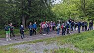 Am Projekttag sammeln die Kinder M&uuml;ll in der Umgebung.