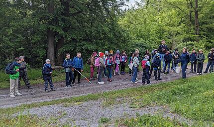 Am Projekttag sammeln die Kinder M&uuml;ll in der Umgebung.