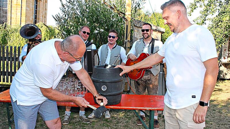 Nur einen Schlag benötige Bürgermeister Georg Rodler, um das Fass Freibier beim Bürgerfest in Gößweinstein anzuzapfen.Forchheim & Fränkische Schweiz Nur einen Schlag benötige Bürgermeister Georg Rodler, um das Fass Freibier beim Bürgerfest in Gößweinstein anzuzapfen.