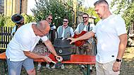 Nur einen Schlag ben&ouml;tige B&uuml;rgermeister Georg Rodler, um das Fass Freibier beim B&uuml;rgerfest in G&ouml;&szlig;weinstein anzuzapfen.
