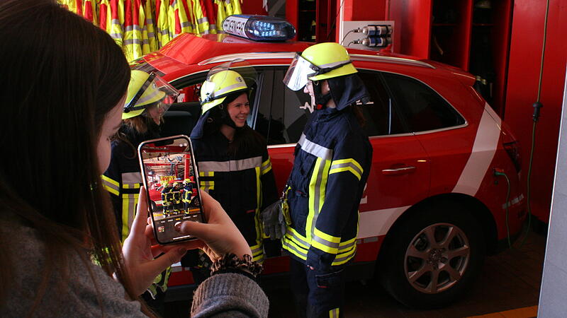Drei der Teilnehmerinnen beim Girls Day 2025 der Erlanger Feuerwehr