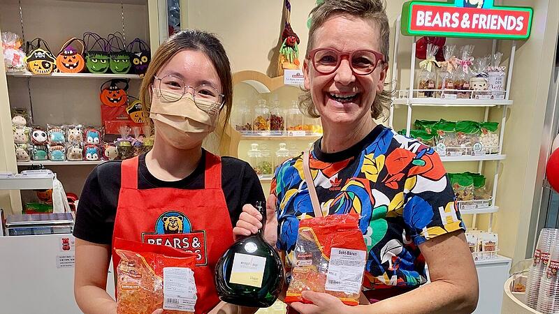 Freudig überrascht zeigte sich Ulrike Lange am Flughafen in Hongkong als sie ihre Sekt-Bären in einem Laden sah. Freudig überrascht zeigte sich Ulrike Lange am Flughafen in Hongkong als sie ihre Sekt-Bären in einem Laden sah.