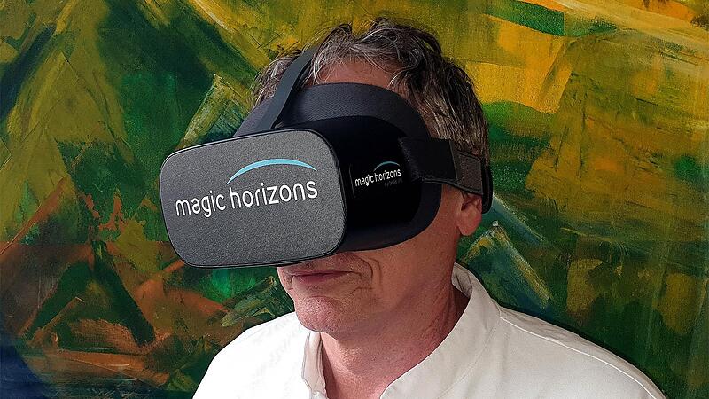 Beruhigende Filme statt Medikamente: An&auml;sthesie-Chefarzt Doktor Rainer Hau&szlig;mann hat sich eine VR-Brille aufgesetzt.
