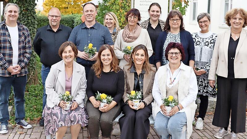 Sitzend (v.l.): die Geehrten Elfriede Popp, Steffi Salzer, Tanja G&ouml;rtler und Liane Neidlein. Stehend: Gesamtleiterin Sabine Schubert (r.), Sebastian Schmitt (3.v.l.), Susanne Kaupert (5.v.l.), stellvertretende Gesamtleiterin Caroline Reiner (4.v.r...